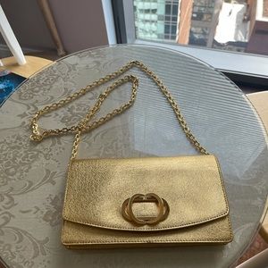 Stuart Weitzman EMELIE BRILLANTE
Gold Textured Metallic Leather chain clutch
